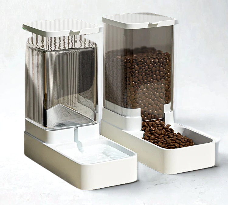 Distributeur de croquettes et eau pour chien